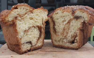 Mains façonnant une brioche